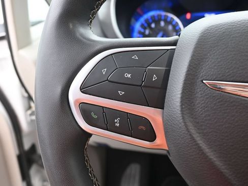 Used 2023 Chrysler Pacifica Touring-L FWD image 23