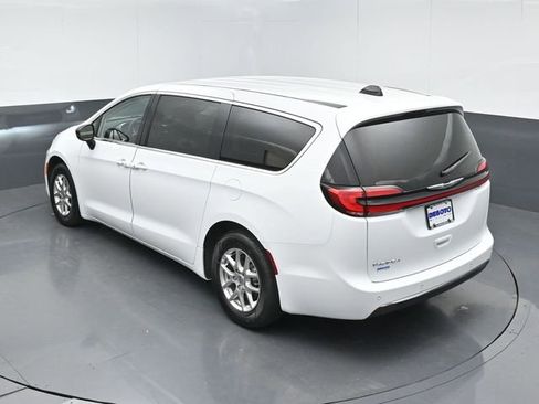 Used 2024 Chrysler Pacifica Touring-L FWD image 39