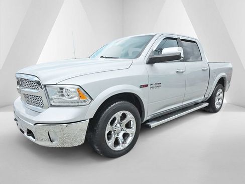 Used 2018 RAM 1500 Laramie AWD/4WD image 3