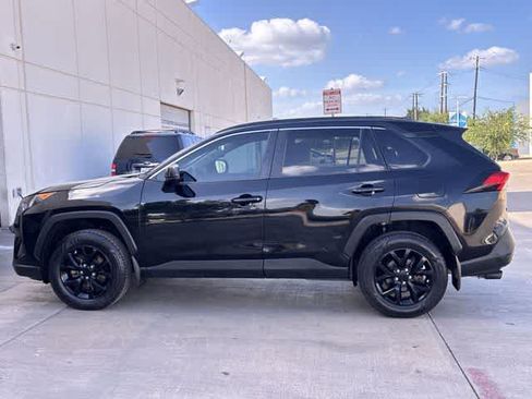Used 2021 Toyota RAV4 LE FWD image 3