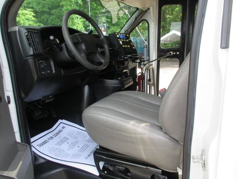 Used 2006 Chevrolet Express 3500 w/ School Bus Package RWD image 16