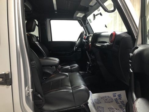 Used 2012 Jeep Wrangler Unlimited Sahara image 12