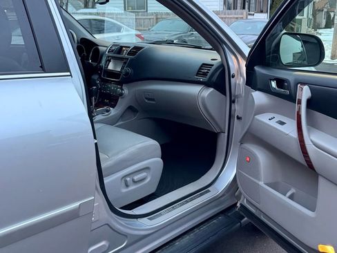 Used 2013 Toyota Highlander Limited image 23