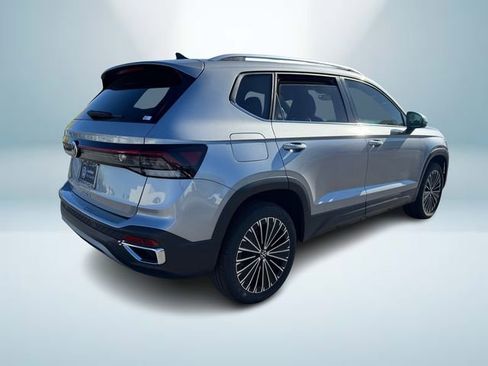 Used 2025 Volkswagen Taos SE image 5