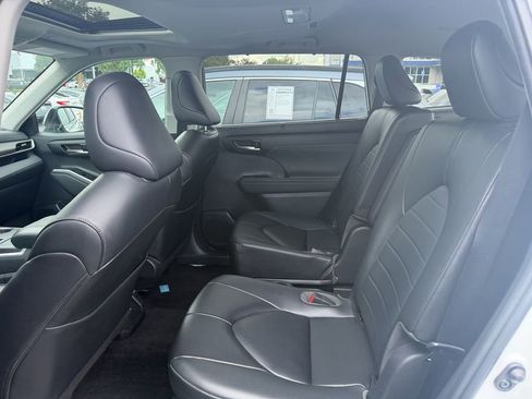 Used 2023 Toyota Highlander XLE AWD/4WD image 25