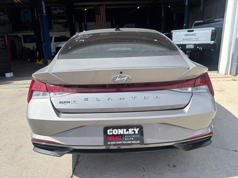 Used 2021 Hyundai Elantra SEL w/ Convenience + Premium Package FWD image 8