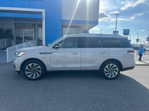 Used 2023 Lincoln Navigator Reserve AWD/4WD image 2