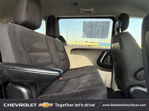 Used 2018 Dodge Grand Caravan SE w/ UConnect Hands-Free Group image 26