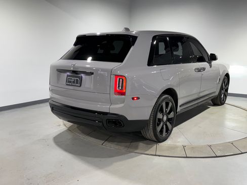 Used 2023 Rolls-Royce Cullinan w/ Cullinan Package image 21