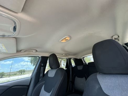 Used 2014 Jeep Cherokee Latitude FWD image 18