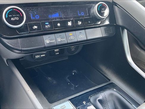 Used 2024 Hyundai Elantra SEL FWD image 28