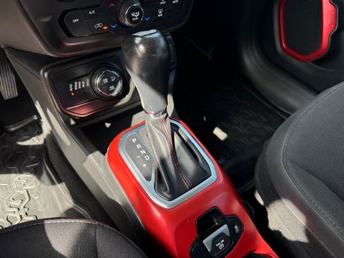 Used 2018 Jeep Renegade Trailhawk AWD/4WD image 13