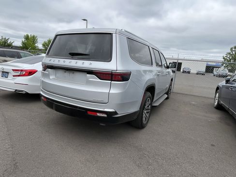 Used 2024 Jeep Wagoneer L Series II w/ Flexible Seating Group AWD/4WD image 4