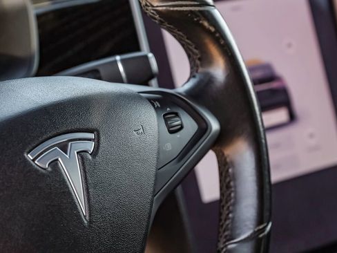 Used 2018 Tesla Model X 75D image 17