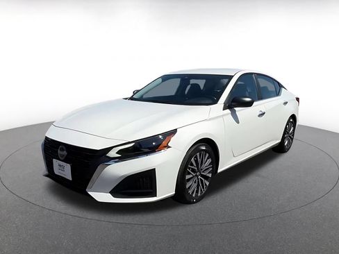 Used 2025 Nissan Altima 2.5 SV FWD image 6