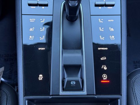 Used 2023 Porsche Macan image 32