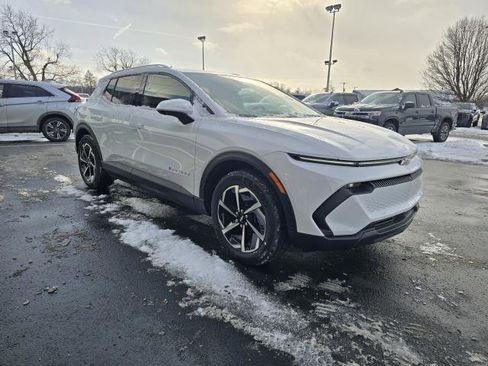 New 2026 Chevrolet Equinox EV LT image 2