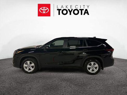 Used 2025 Toyota Highlander LE image 3