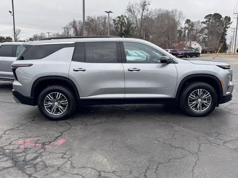 Used 2024 Chevrolet Traverse LT image 4