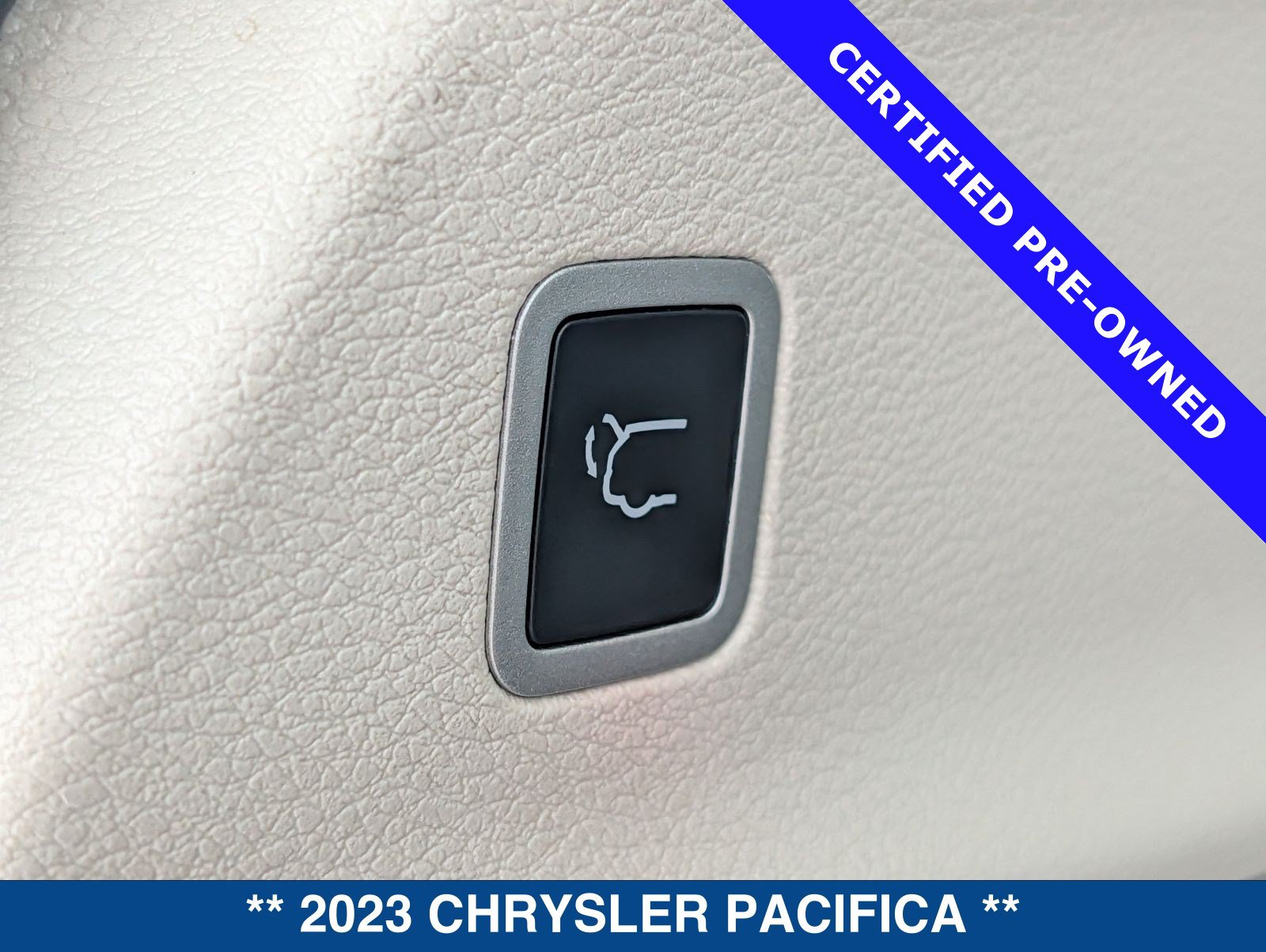 Used 2023 Chrysler Pacifica Touring-L FWD image 15