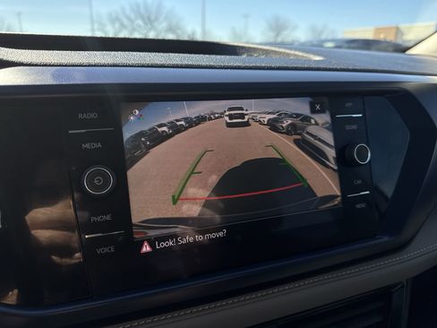 Used 2024 Volkswagen Taos SE w/ Panoramic Sunroof Package image 14