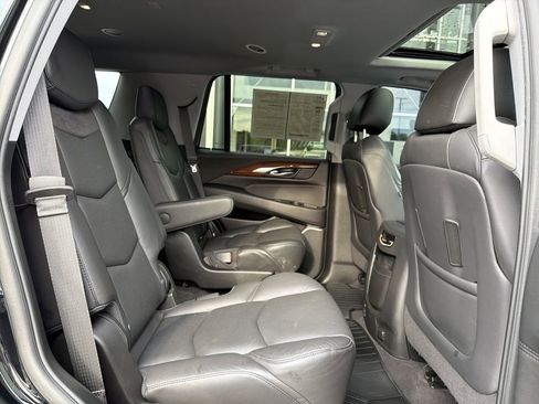 Used 2020 Cadillac Escalade Luxury AWD/4WD image 18