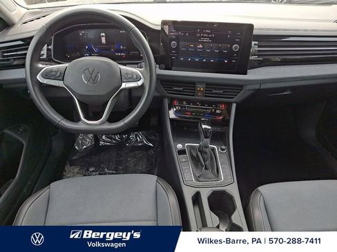 Certified 2025 Volkswagen Jetta SE image 14