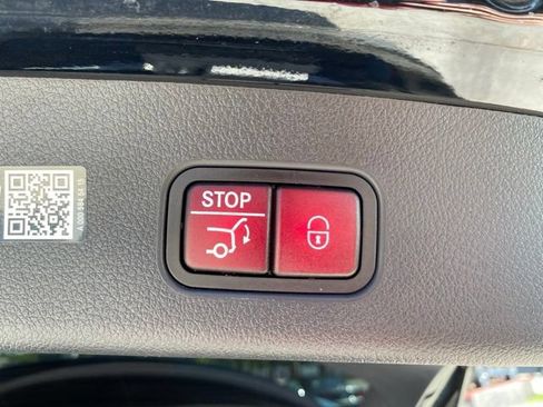 Used 2025 Mercedes-Benz GLC 300 4MATIC image 7