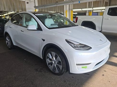 Used 2023 Tesla Model Y AWD image 5