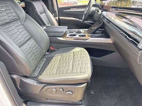 Used 2025 Cadillac Escalade ESV Sport Platinum AWD/4WD image 9
