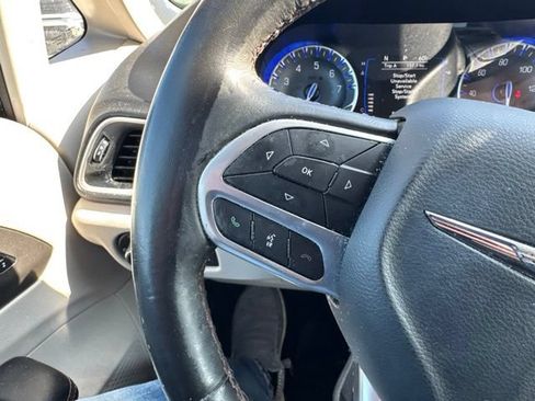 Used 2020 Chrysler Pacifica Touring-L FWD image 31