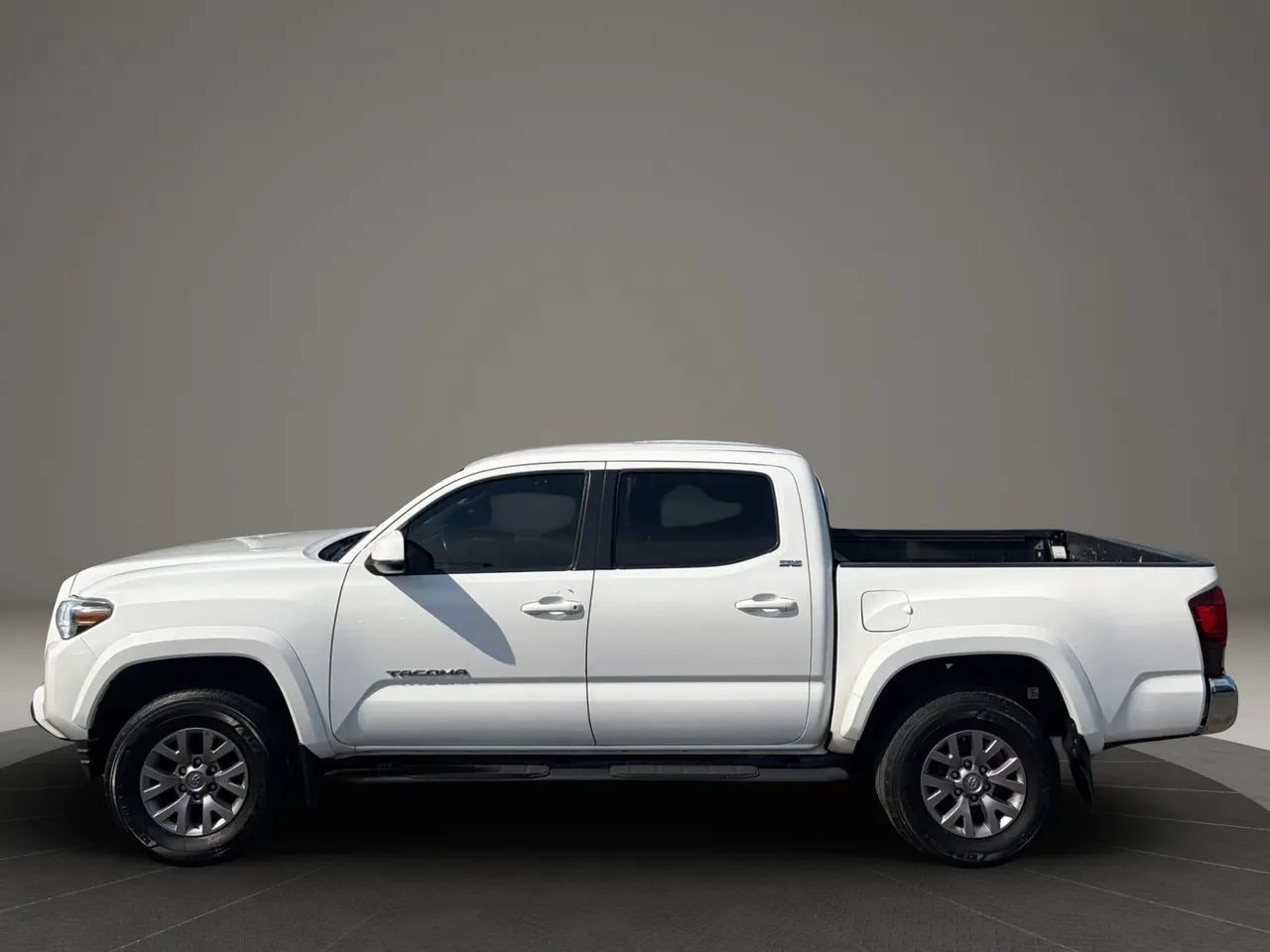Used 2019 Toyota Tacoma SR5 AWD/4WD image 2