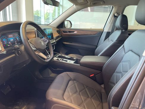 Certified 2025 Volkswagen Atlas SE w/ Black Wheel Package FWD image 8