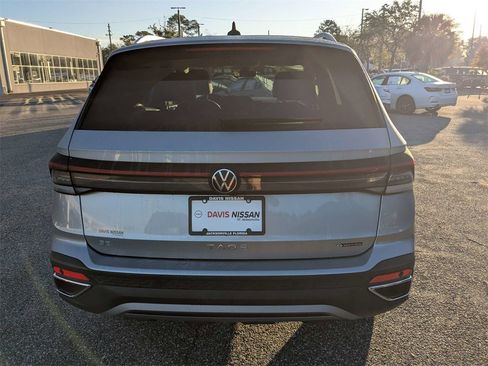 Used 2025 Volkswagen Taos SE image 5