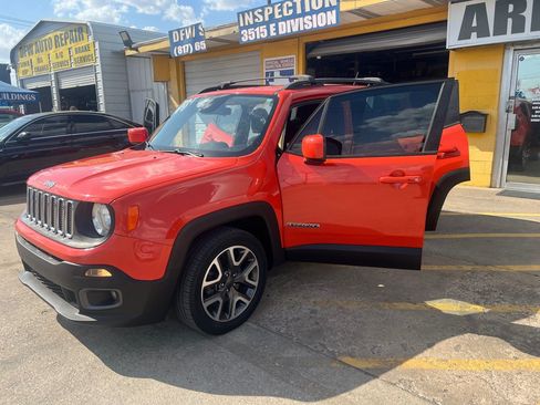 Used 2017 Jeep Renegade Latitude FWD image 9