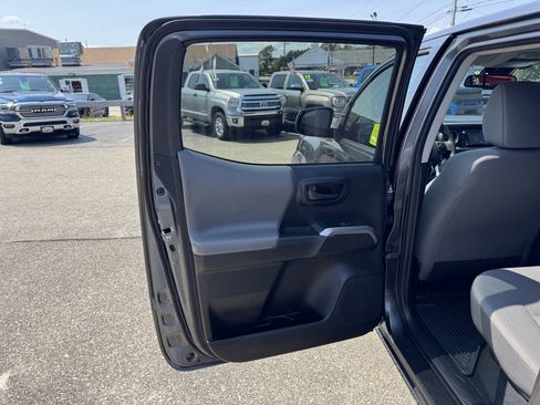 Used 2018 Toyota Tacoma SR5 AWD/4WD image 29