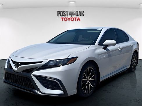 Used 2023 Toyota Camry SE image 3