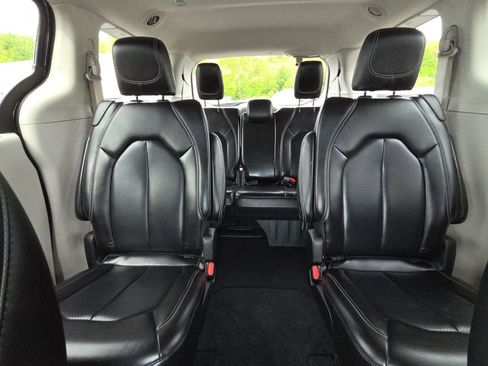 Used 2023 Chrysler Pacifica Touring-L FWD image 25