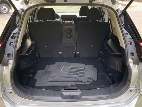 Used 2019 Nissan Rogue SV w/ Premium Package image 30