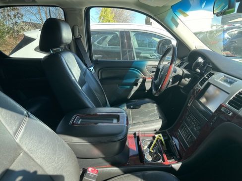 Used 2013 Cadillac Escalade Luxury image 3