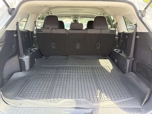 Used 2022 Toyota Highlander L FWD image 19