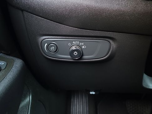 Used 2020 Chevrolet Equinox LT image 25