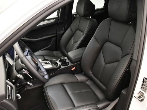 Certified 2026 Porsche Macan AWD/4WD image 42