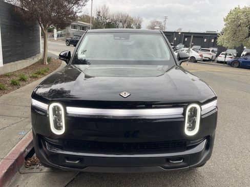 Used 2025 Rivian R1S Premium image 12