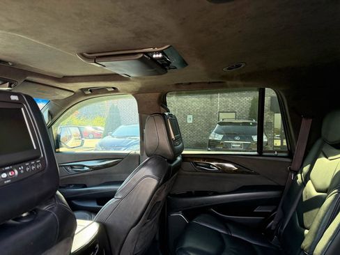 Used 2017 Cadillac Escalade Platinum image 15
