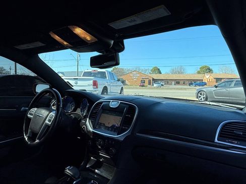 Used 2014 Chrysler 300 C RWD image 39