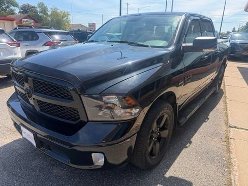 Used 2019 RAM 1500 Classic SLT w/ Black Appearance Group AWD/4WD image 3