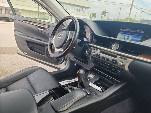 Used 2014 Lexus ES 350 w/ Luxury Package FWD image 31