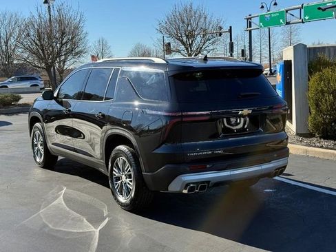 Used 2024 Chevrolet Traverse LT image 3