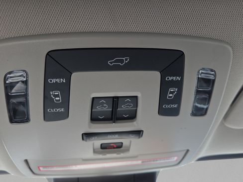 Certified 2024 Toyota Sienna XLE FWD image 33